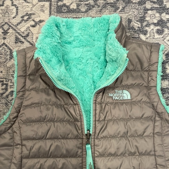 The North Face Girls Reversible Vest - Picture 2 of 6